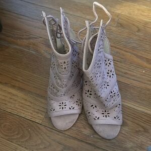 JustFab flower power heels 7.5